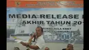 Anggota Tim Investigasi AirAsia QZ8501, Kapten Ertata Lananggalih menjelaskan perkiraan proses jatuhnya pesawat saat berlangsungnya Media Rilis KNKT Tahun 2014 di Jakarta, Kamis (29/1/2015). (Liputan6.com/Herman Zakharia)