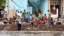 Warga menyaksikan saat petugas membongkar bangunan di bantaran Sungai Ciliwung, Bukit Duri, Jakarta, Selasa (12/1). Pemprov DKI melakukan pembongkaran terhadap sejumlah bangunan terkait proyek normalisasi Sungai Ciliwung. (Liputan6.com/ Immanuel Antonius)