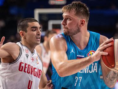 Jerman tampil sebagai kampiun dalam ajang Piala Dunia FIBA 2023 setelah mengalahkan Serbia di laga final. Namun tak ada nama dari kedua tim yang masuk dalam daftar 5 besar pemain dengan rataan poin tertinggi selama berlangsungnya Piala Dunia FIBA 2023. Siapa saja kelima pemain tersebut? Simak uraiannya berikut ini. (AFP/Yuichi Yamazaki)