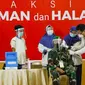 Danrem Wira Bima 031 Brigjen TNI M Syech Ismed saat diberi vaksin Covid-19 oleh tenaga medis di Riau. (Liputan6.com/M Syukur)
