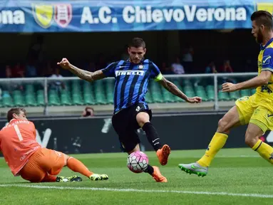 Kapten Inter Milan, Mauro Icardi (tengah) mencetak gol ke gawang Chievo Verona dalam lanjutan Serie A Italia di Stadion Marc Antonio Bentegodi, Verona, Minggu (20/9/2015). (AFP Photo/Giuseppe Cacace)
