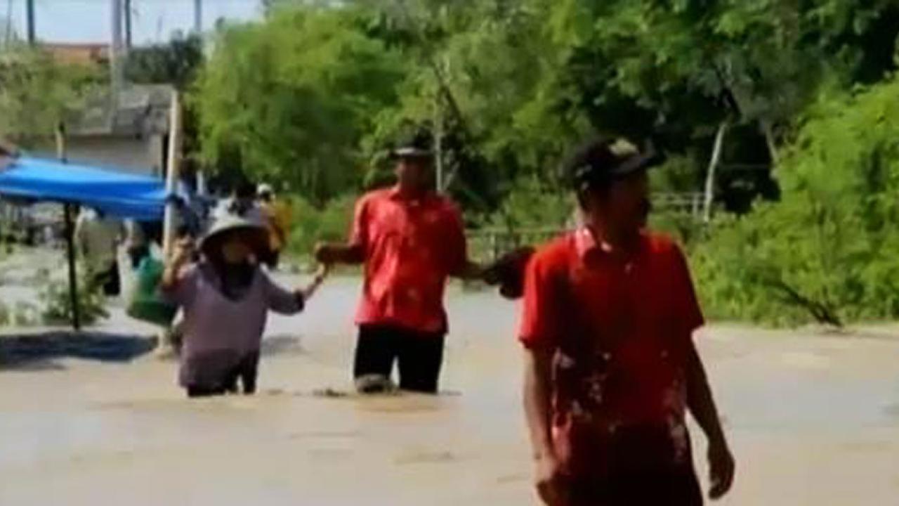 Kilas Indonesia: Tanggul Cimanuk Jebol, Ratusan Rumah Terendam