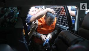 Wakil Menteri Imigrasi dan Pemasyarakatan (Wamen Imipas), Silmy Karim, dibantu petugas saat masuk ke dalam mobil tahanan usai menjalani pemeriksaan intensif di Gedung Merah Putih Komisi Pemberantasan Korupsi (KPK), Jakarta, Kamis (4/6/2026). (Liputan6.com/Helmi Fithriansyah)