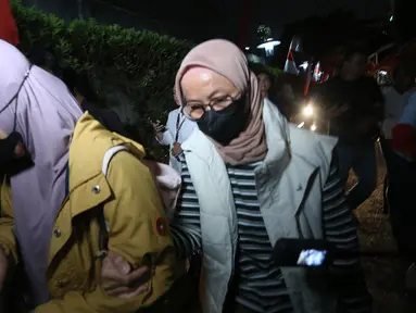 Istri Bupati Pemalang Anom Widiyantoro, Noor Faizah Maenofie dikawal penyidik KPK saat tiba di Gedung Merah Putih KPK, Jakarta, Rabu (29/7/2026). (KLY/ Arie Basuki)