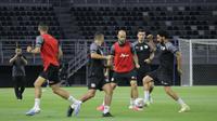Official training Timnas Palestina di Stadion Gelora Bung Tomo, Surabaya, Selasa (13/6/2023) malam. (Aditya Wany/Bola.com)