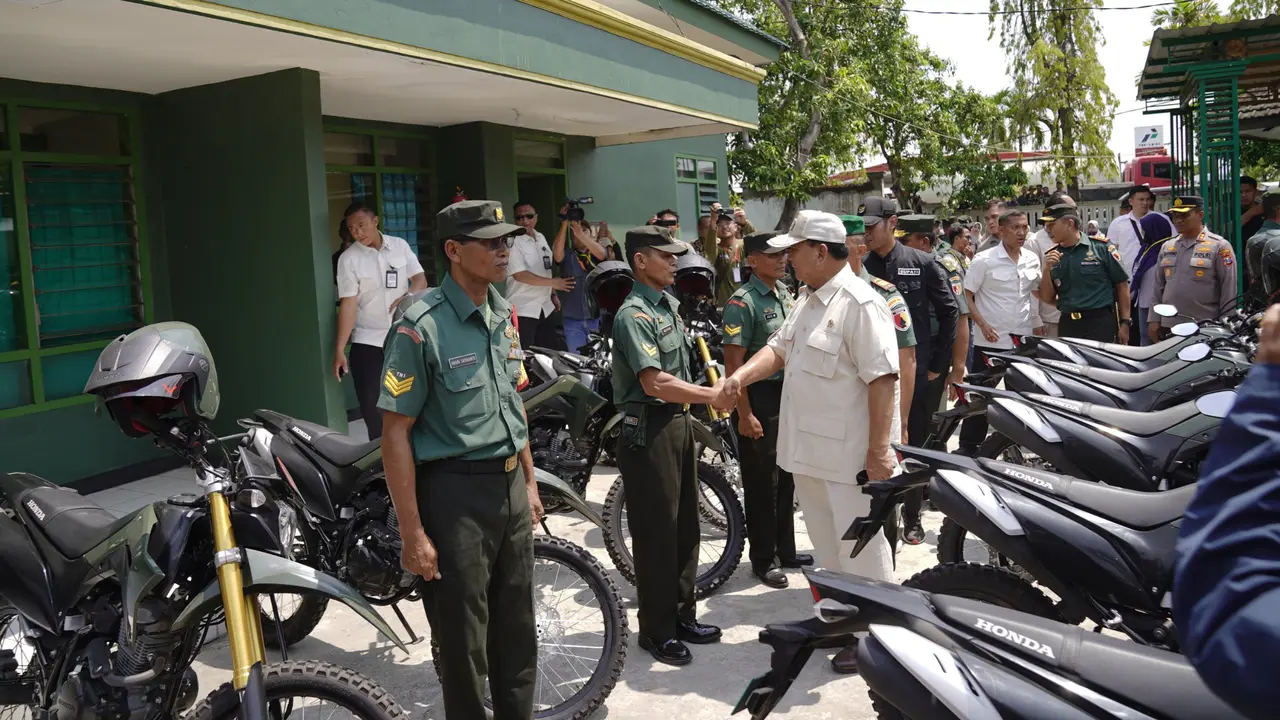 Menteri Pertahanan Prabowo Subianto menyerahkan bantuan 153 unit sepeda motor trail untuk prajurit Babinsa TNI AD di wilayah Kodim 0811 Tuban, Jawa Timur, Minggu (26/11/2023).