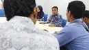Nugroho Eko menyimak penjelasan dari Sahrul Hidayat saat pertemuan di Gedung Ombudsman RI, Jakarta, Senin (6/3). Warga tersebut menolak pernyataan dari PT Bumi Pari yang mengklaim memiliki 90 persen Pulau Pari. (Liputan6.com/Helmi Afandi)