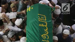 Jemaah membawa jenazah Ustaz Arifin Ilham untuk disalatkan di Masjid Az Zikra, Sentul, Bogor, Kamis (23/5/2019). Setelah disalatkan di Az Zikra Sentul, jenazah dibawa ke Masjid Az Zikra Gunung Sindur. (Kapanlagi.com/Budy Santoso)