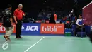 Petugas BWF melihat durasi waktu penghentian laga Jonatan Christie melawan Hsu Jen Hao di penyisihan BCA Indonesia Open 2016, Istora Senayan Jakarta, Rabu (1/6/2016). Laga sempat dihentikan akibat atap Istora bocor. (Liputan6.com/Helmi Fithriansyah)