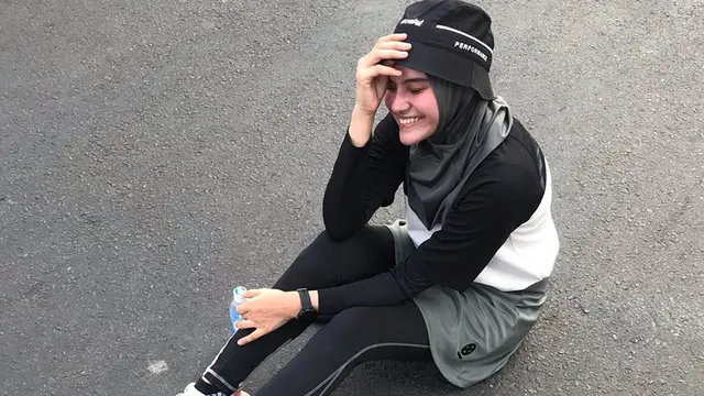 FOTO: Gaya Zee Zee Shahab saat Olahraga Lari, Sporty dan Modis