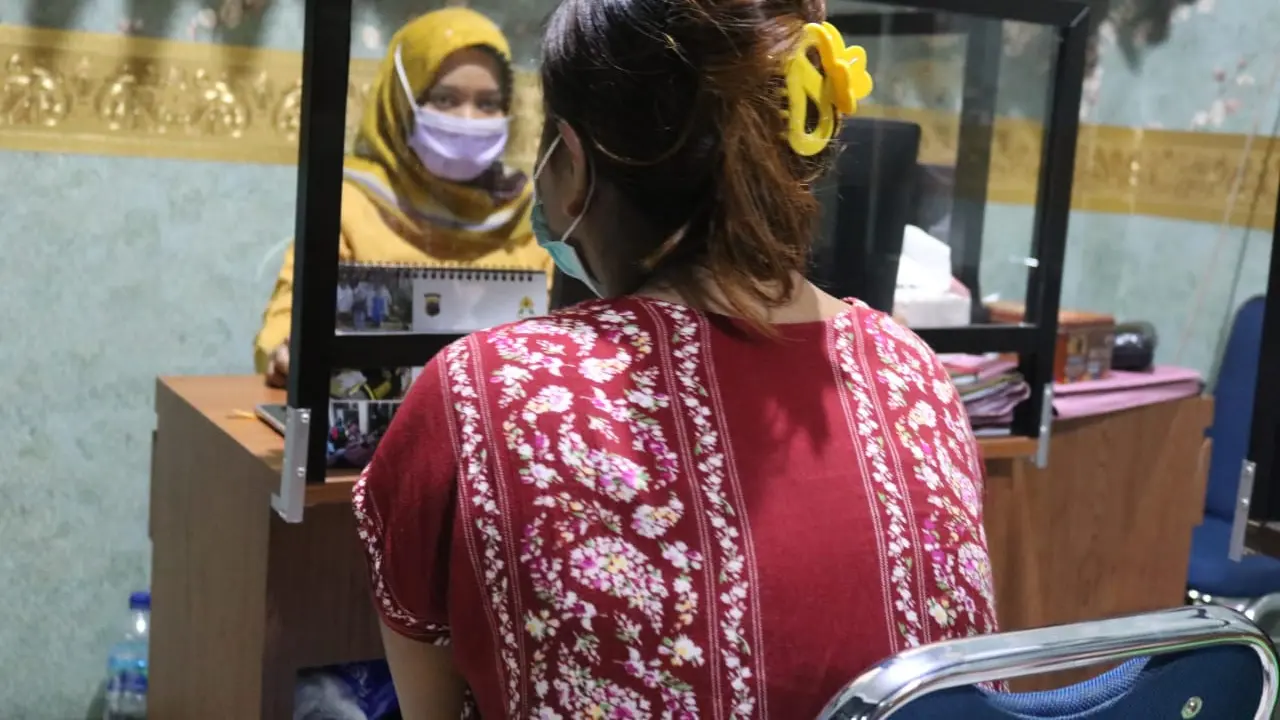 Polisi memeriksa tersangka pembuang bayinya ke Sungai Serayu, Banjarnegara. (Foto: Liputan6.com/istimewa)