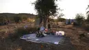 Pengungsi Ethiopia berkumpul di wilayah Qadarif, Sudan, Rabu (18/11/2020). Badan Pengungsi PBB mengatakan konflik yang berkembang di Ethiopia telah mengakibatkan ribuan orang melarikan diri dari wilayah Tigray ke Sudan. (AP Photo/Marwan Ali)