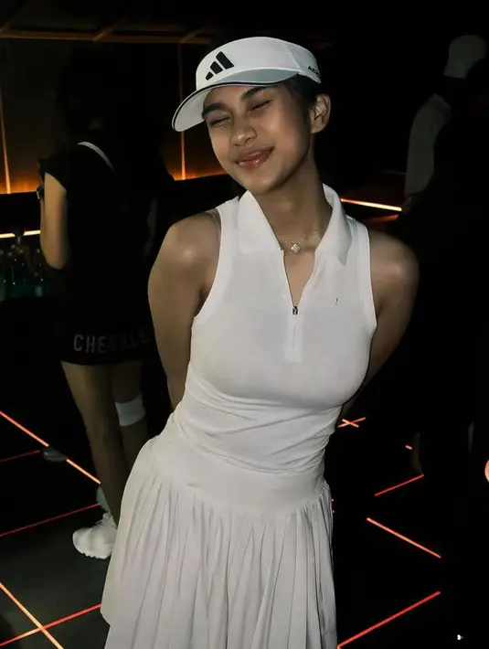 Sementara itu, Azizah Salsha memilih mengenakan atasan putih berkerah tanpa lengan dengan aksen resleting di bagian depan. Dipadukan miki skirt moden pleated. [@nyonyomanaf]