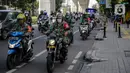 Petugas gabungan dari Satpol PP, Dishub, polisi hingga TNI melakukan patroli di kawasan Jalan Fatmawati, Jakarta, Kamis (15/4/2020). Patroli gabungan tersebut untuk mengimbau masyarakat agar tetap dirumah dan selalu menggunakan masker saat beraktivitas di luar rumah. (Liputan6.com/Faizal Fanani)