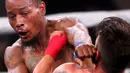 Travis Thompson dan Reggie Barnett saling memukul dalam pertandingan kelas 61 kg Bare Knuckle Fighting Championship di Cheyenne, 2 Juni 2018. Tinju tanpa sarung tangan menggunakan ring tinju dalam bentuk lingkaran. (Jacob Byk/Wyoming Tribune Eagle via AP)