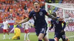Timnas Belanda sukses meraih kemenangan pada laga perdananya di Grup D Euro 2024 usai mengalahkan Polandia 2-1 yang tampil tanpa pemain andalannya, Robert Lewandowsi di Volksparkstadion, Hamburg, Jerman, Minggu (16/6/2024). Tertinggal lebih dahulu lewat gol Adam Buksa pada menit ke-16, Tim Oranye melakukan comeback dengan mencetak dua gol lewat striker Liverpool, Cody Gakpo (29') dan eks Manchester United, Wout Weghorst hanya tujuh menit sebelum waktu normal berakhir. (dpa via AP Photo/Jens Buettner)