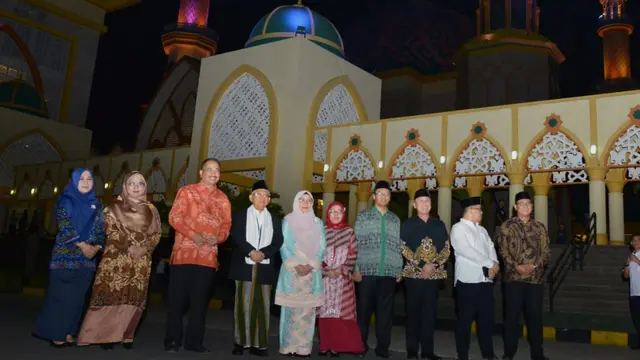 Menpar dan KH. Ma'aruf Amin Resmikan Tata Cahaya Masjid Hubbul Wathan