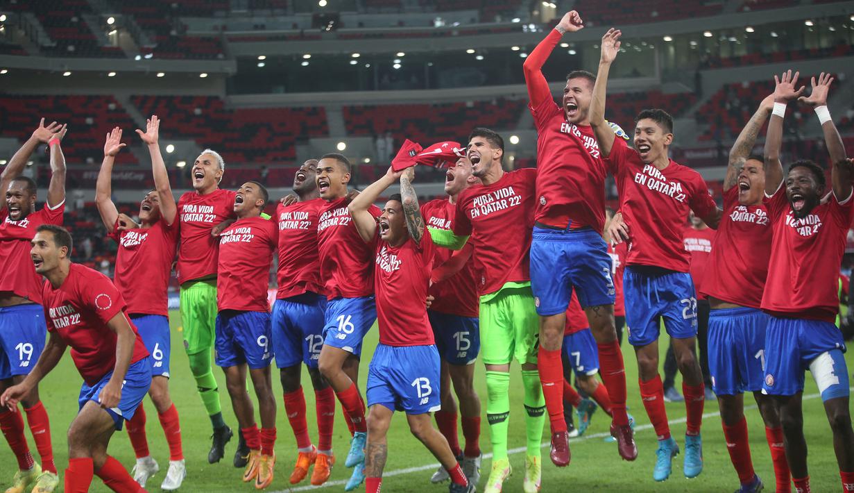 Timnas Kosta Rika memastikan menjadi negara terakhir yang lolos ke Piala Dunia 2022 Qatar usai memenangi laga play-off melawan wakil Zona Oseania (OFC) Selandia Baru dengan skor tipis 1-0 di Ahmad bin Ali Stadium, Al Rayyan, Qatar, Rabu (15/6/2022) dini hari WIB. Gol tunggal yang memastikan kuota 32 peserta pesta sepak bola dunia empat tahunan telah terisi penuh dicetak oleh Joel Campbell, sayap kanan Kosta Rika milik Leon yang berlaga di Liga Meksiko. (AFP/Karim Jaafar)