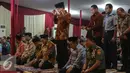 Presiden Jokowi (ketiga kanan) melaksanakan Salat Sunah sebelum Magrib di Mabes TNI, Cilangkap, Jakarta, Selasa (7/7/2015). Jokowi dan JK menghadiri acara buka puasa bersama yang diadakan oleh TNI. (Liputan6.com/Faizal Fanani)