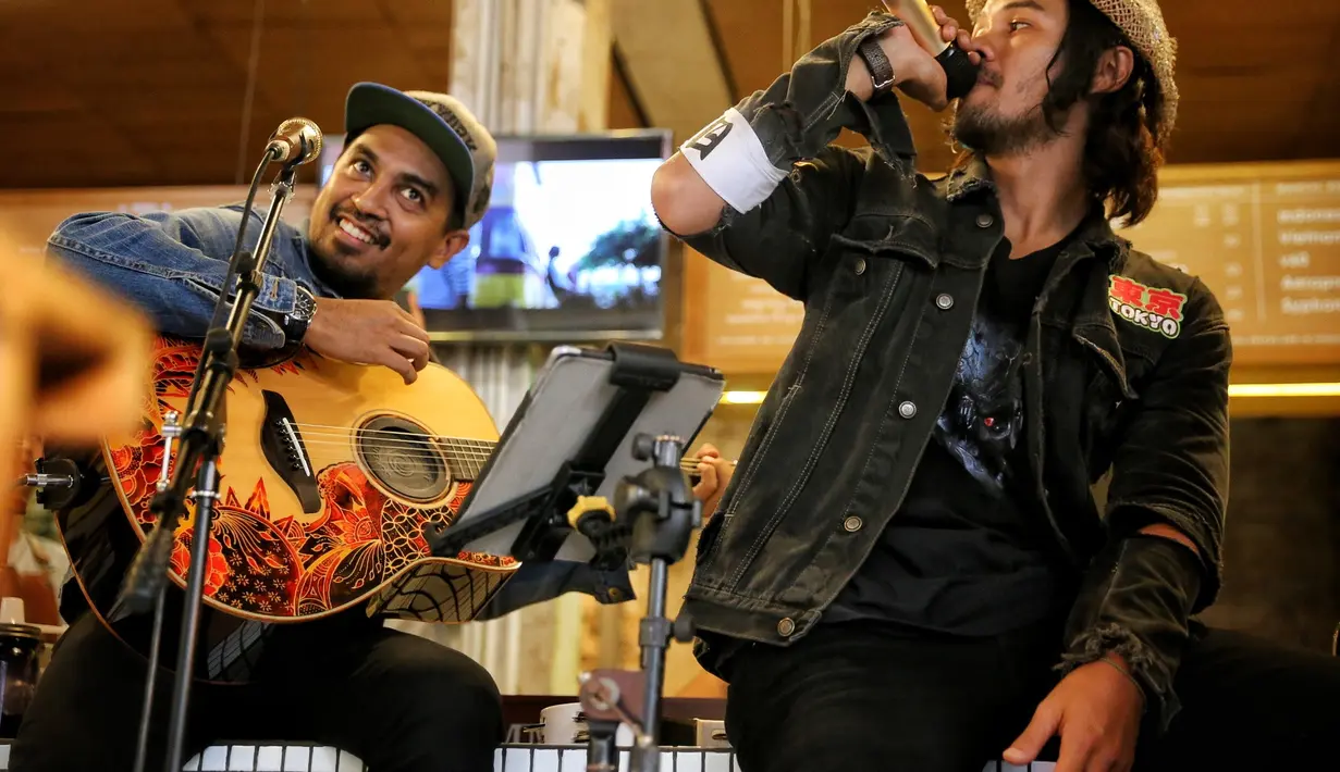 "Ya ini pastinya pengalaman pertama, excited banget. Karena di sini coba sesuatu yang baru dan di luar zona nyaman gue untuk ungkapin rasa lewat lagu dan itu tantangannya," tandas Chicco Jerikho. (Adrian Putra/Bintang.com)