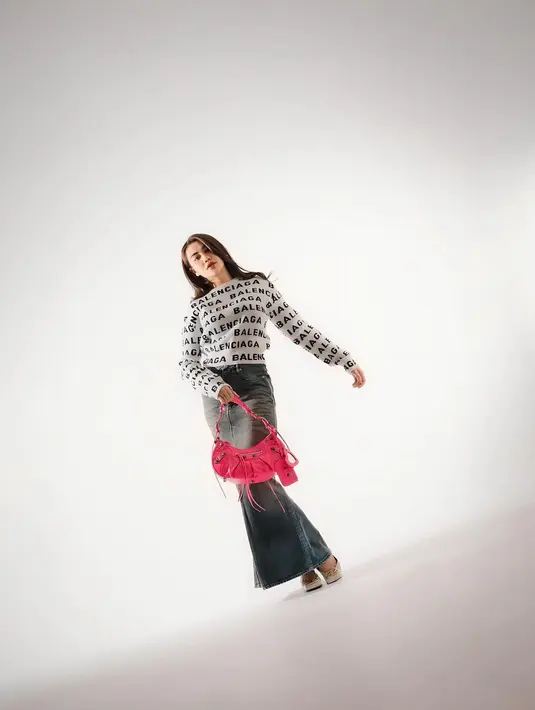 Kali ini melihat gaya simpel Aaliyah Massaid dibalut baju satu set Balenciaga. Ia mengenakan sweater abu-abu dengan corak bertuliskan Balenciaga dan rok denim panjang, serta memadukannya dengan tas Balenciaga berwarna pink. [Foto: Instagram/aaliyah.massaid]
