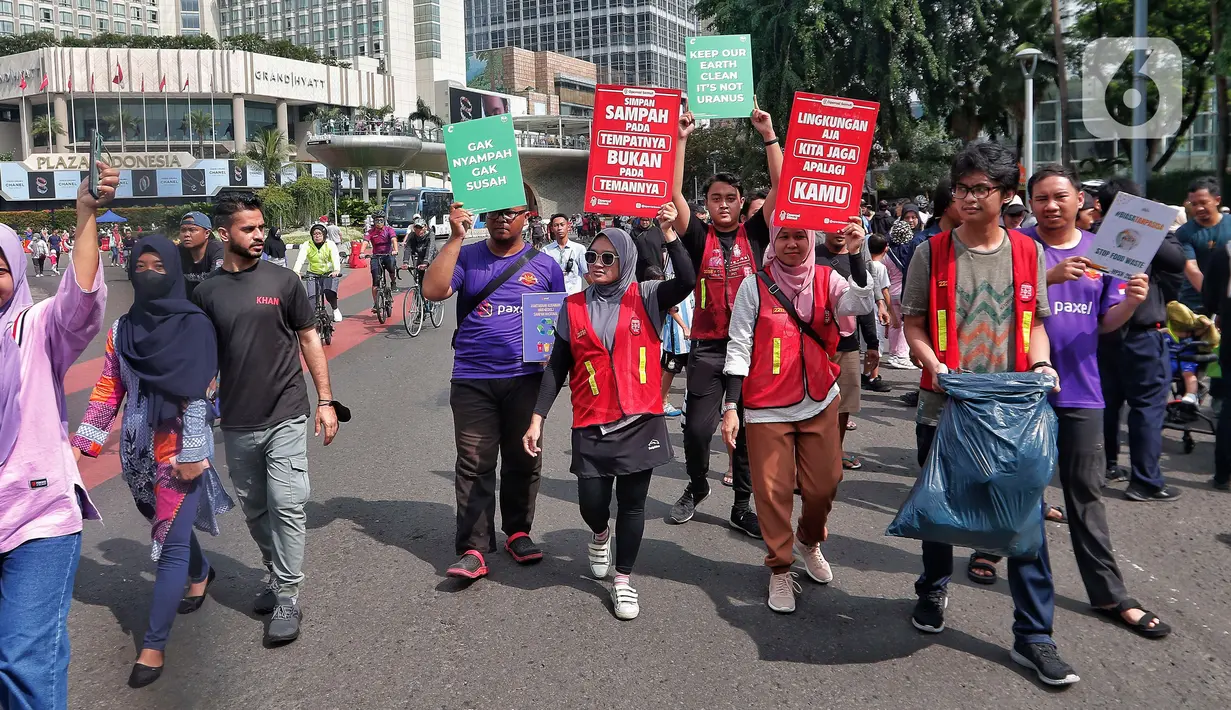 Relawan 'Operasi Semut' dari berbagai komunitas mengajak para pengunjung CFD untuk memungut sampah di Kawasan Bundaran HI, Jakarta, Minggu (19/2/2023). Relawan mengatakan pihaknya pernah memungut sampah minimal 8 kg saat CFD. Namun, menurut Farid, dia juga sempat memungut sampai 15 kg saat CFD. (Liputan6.com/Angga Yuniar)