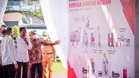 Presiden Joko Widodo meninjau proses penelitian minyak makan merah di Pusat Penelitian Kelapa Sawit (PPKS), Kampung Baru, Kota Medan.