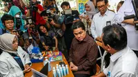 Menteri BUMN Erick Thohir mengunjungi salah satu gerai Kimia Farma di Jakarta.