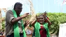 Seorang delegasi ikut menari pada pertunjukkan budaya nusantara di arena Pertemuan Tahunan IMF - World Bank 2018 di Nusa Dua Bali, Jumat (12/10). BeKraf dan LPS menyajikan beragam seni dan budaya Nusantara. (Liputan6.com/Angga Yuniar)