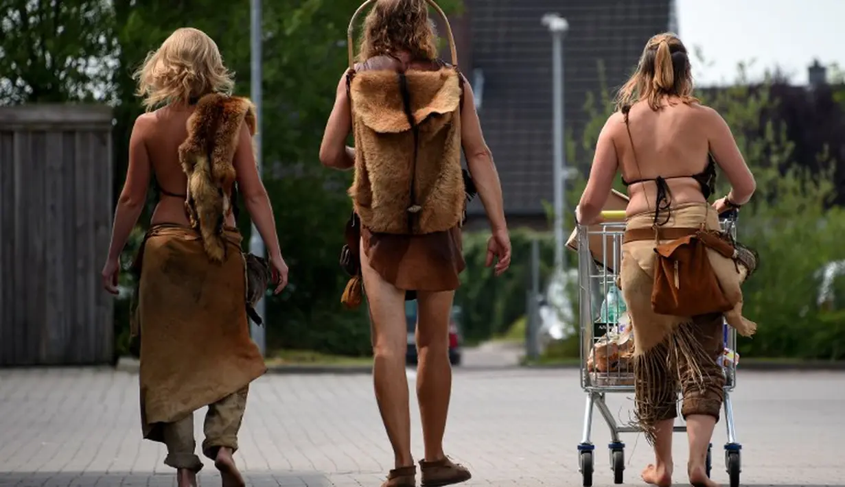 Mereka bertiga berjalan pulang usai berbelanja di supermarket, Jerman, (28/7/14). (AFP PHOTO/DPA/CARSTEN REHDER)