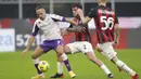 Pemain AC Milan, Davide Calabria, berebut bola dengan pemain Fiorentina, Franck Ribery, pada laga Liga Italia di Stadion San Siro, Minggu (29/11/2020). AC Milan menang dengan skor 2-0. (AP/Luca Bruno)