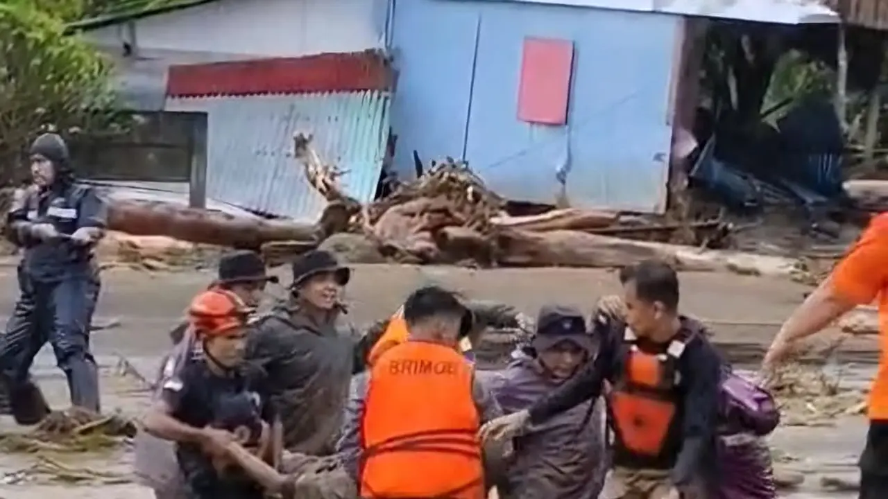 Evakuasi korban banjir bandang di Lubuk Minturun Padang, Kamis (27/11/2025).