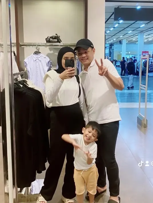 Nandya pun kompak mengenakan pakaian serba putih bersama suami baru dan anaknya.[@nadyamustikarahayu]