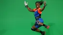 Atlet voli putri Belanda, Celeste Plak melakukan selebrasi saat bertanding melawan tim voli putri Jepang pada Olimpiade Rio 2016 di  Maracanazinho, Rio de Janeiro, Brasil, (6/8). (REUTERS/Marcelo del Pozo)