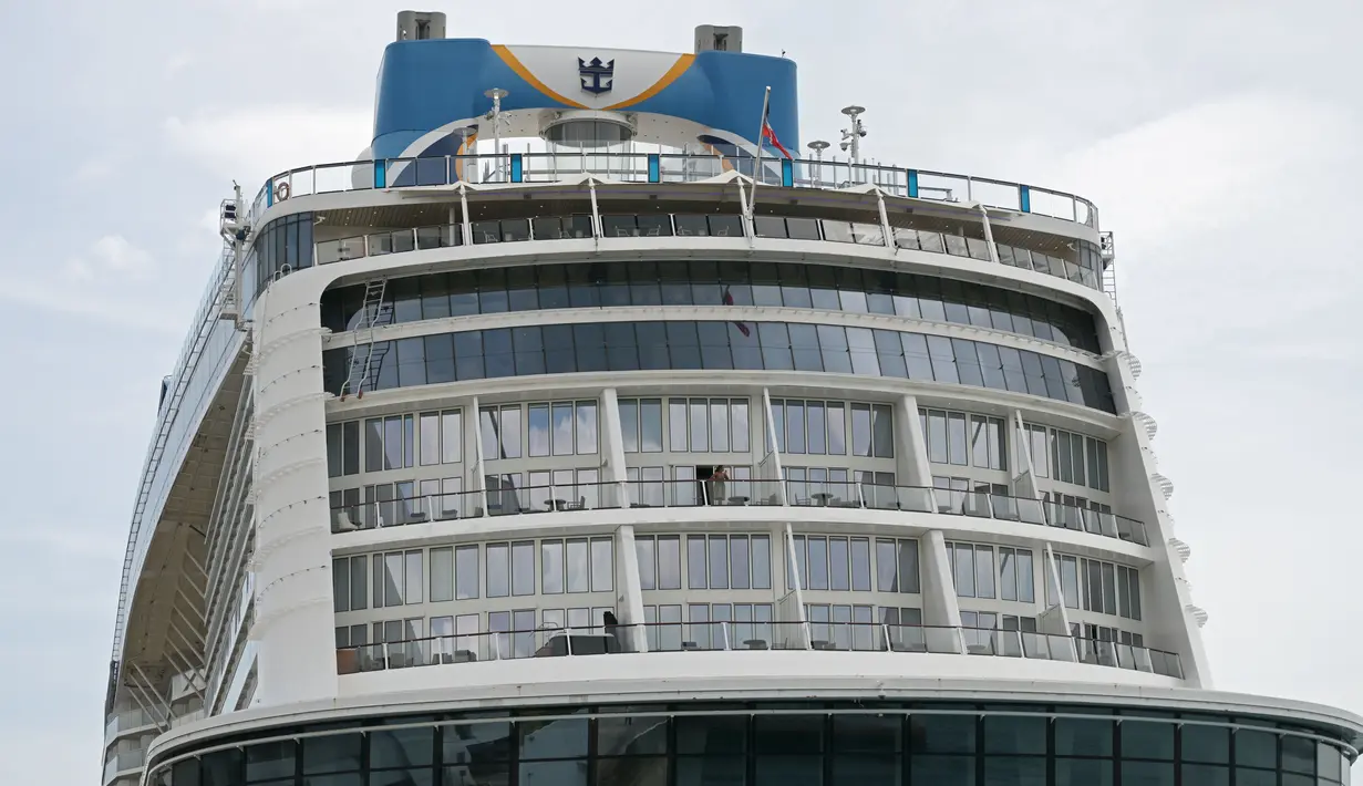 Kapal pesiar Royal Caribbean Quantum of the Seas berlabuh di Marina Bay Cruise Center, Singapura, pada 9 Desember 2020. Kapal pesiar Royal Caribbean tersebut kembali ke Singapura pada Rabu (9/12) pagi setelah seorang penumpang berusia 83 tahun positif terinfeksi COVID-19. (Xinhua/Then Chih Wey)