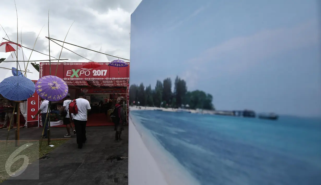 Sejumlah Pengunjung melihat-lihat di pameran Maluku Expo di Lapangan Merdeka, Ambon, Maluku, Senin (7/2). Pameran tersebut untuk memperingati hari pers nasional. (Liputan6.com/Faizal Fanani)