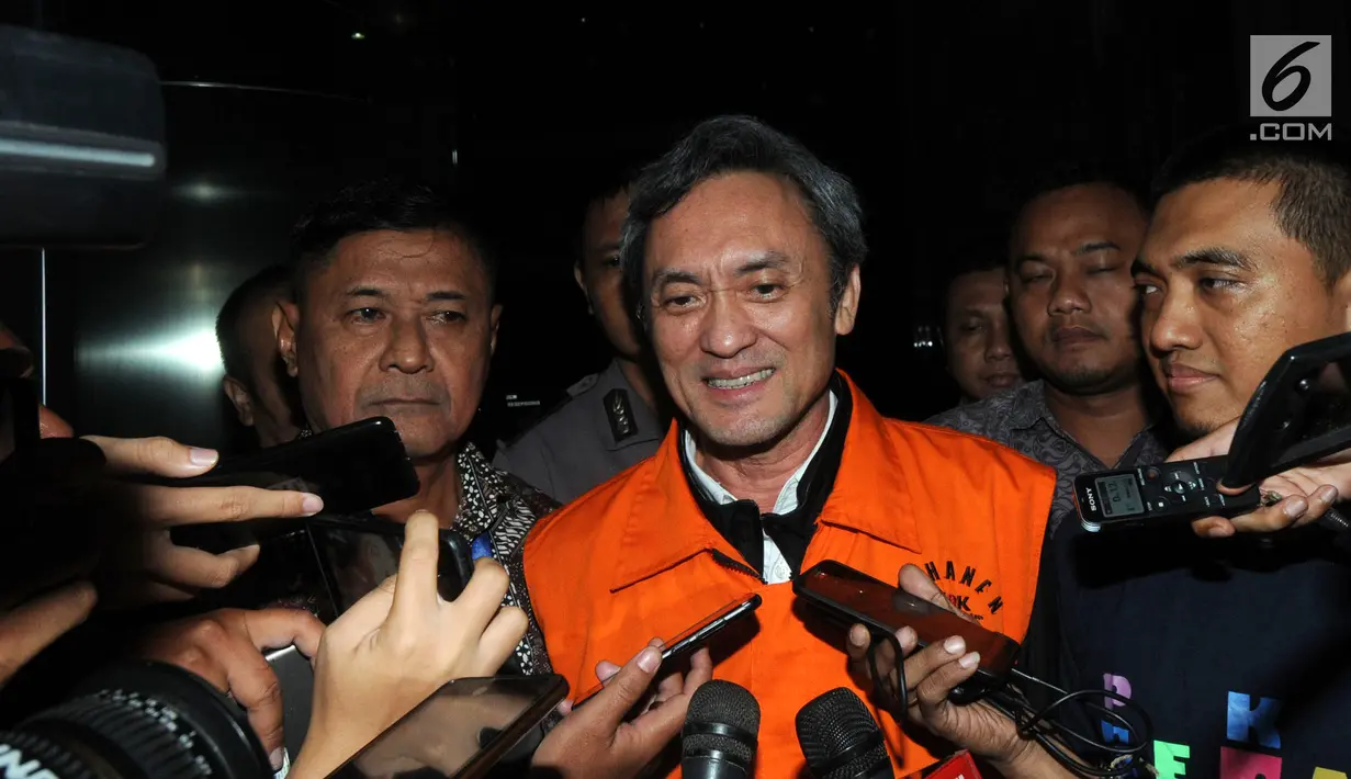 Mantan petinggi Lippo Group, Eddy Sindoro memakai rompi tahanan dikawal petugas usai menjalani pemeriksaan di gedung KPK, Jakarta, Jumat (12/10). Eddy resmi ditahan terkait kasus suap panitera PN Jakarta Pusat, Edy Nasution. (merdeka.com/Dwi Narwoko)