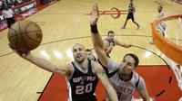 Pebasket Houston Rockets, Ryan Anderson, berusaha menghalau pebasket San Antonio Spurs, Manu Ginobili pada Gim 4 Semifinal Wilayah Barat di Stadion AT&T Center, Minggu (7/5/2017). Houston Rockets menang 125-104. (AP/Eric Christian Smith)