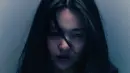 Poster yang dirilis menggambarkan Goo San Young, manusia yang dirasuki roh jahat yang menggali hasrat manusia. Tatapannya kosong dan penuh aura mencekam. (Foto: SBS via Soompi)