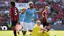 Striker Manchester City, Sergio Aguero, melakukan selebrasi usai membobol gawang Bournemouth pada laga Premier League 2019 di Stadion Vitality, Minggu (25/8). Manchester City menang 3-1 atas Bournemouth. (AFP/Glyn Kirk)