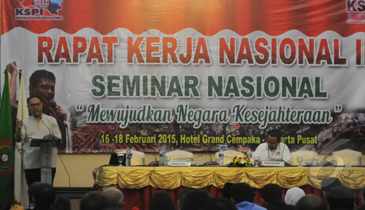 Bambang Widjojanto memberikan pidato saat menjadi pembicara seminar nasional yang digagas oleh Konfederasi Serikat Pekerja Indonesia (KSPI), Jakarta, Senin (16/2/2015). (Liputan6.com/Herman Zakharia)
