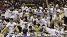 Pebasket Stapac Jakarta merayakan gelar juara usai mengalahkan Satria Muda Jakarta pada laga final IBL 2019  di C-Tra Arena, Bandung, Sabtu (23/3). Stapac menang 74-56 atas Satria Muda. (Bola.com/M Iqbal Ichsan)