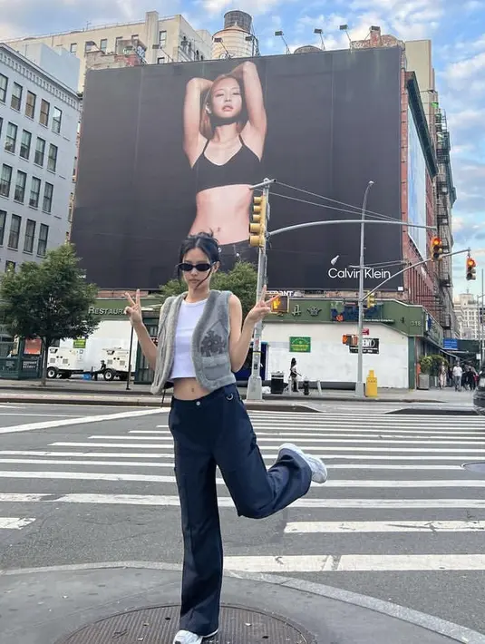 Mengenakan vest berbulu dipadukan dengan crop top putih sebagai inner dan celana lebar denim sebagai bawahan pun menbuat Jennie tampil keren @jennierubyjane.