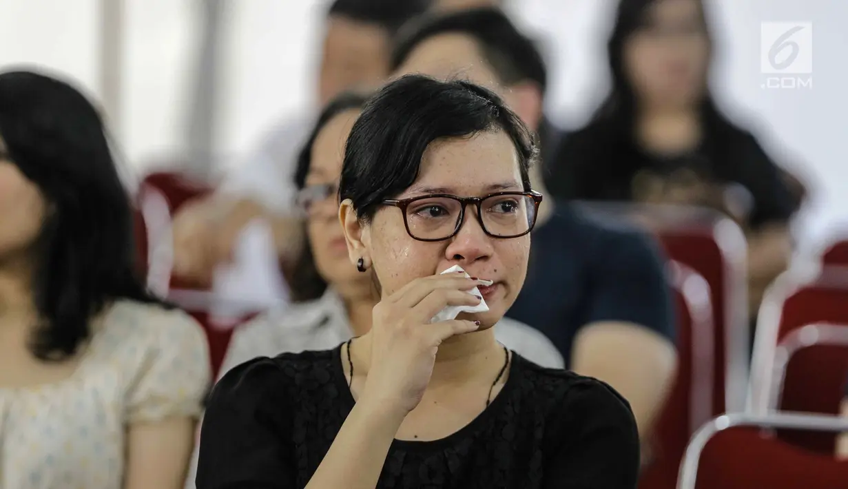 Jemaat mengusap air mata saat menyaksikan prosesi jalan salib di Gereja Katedral, Jakarta, Jumat (30/3). Banyak di antara jemaat yang menangis mengenang pengorbanan Yesus. (Liputan6.com/Faizal Fanani)