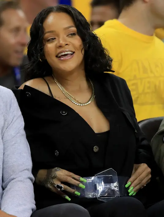 Ekspresi Rihanna menyaksikan pertandingan gim pertama Final NBA 2017 antara Golden State Warriors melawan Cleveland Cavaliers di Oracle Arena, Oakland, (1/6). Dipertandingan final ini Rihanna mendukung Cavaliers. (Ezra Shaw/Getty Images/AFP)