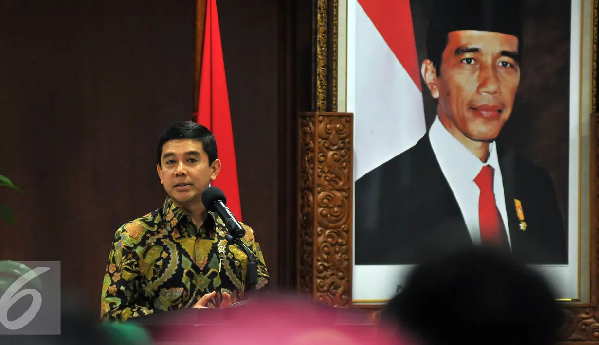 Menteri Pendayagunaan Aparatur Negara dan Reformasi Birokrasi (PAN-RB) Yuddy Chrisnandi (kanan) memberikan sambutan di acara Halal Bihalal Kemenpan RB, Jakarta, Senin (11/7). (Liputan6.com/Johan Tallo)