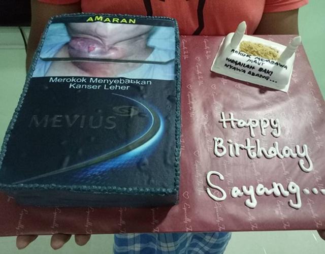 Kue ulang tahun untuk Kamal yang berbentuk rokok/copyright mynewshub.com