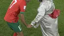 Gelandang Maroko #17 Sofiane Boufal merayakan bersama ibunya setelah lolos ke semifinal dengan mengalahkan Portugal pada babak 8 besar Piala Dunia 2022 di Stadion Al-Thumama di Doha, Sabtu (10/12/2022). Boufal mengajak ibunya berdansa di hadapan suporter di pinggir lapangan. (JUAN MABROMATA / AFP)
