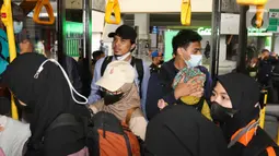 Sebanyak 385 warga negara Indonesia (WNI) telah tiba di Indonesia pada hari ini, Jumat (28/4/2023) sekitar pukul 05.46 WIB. (Liputan6.com/Herman Zakharia)