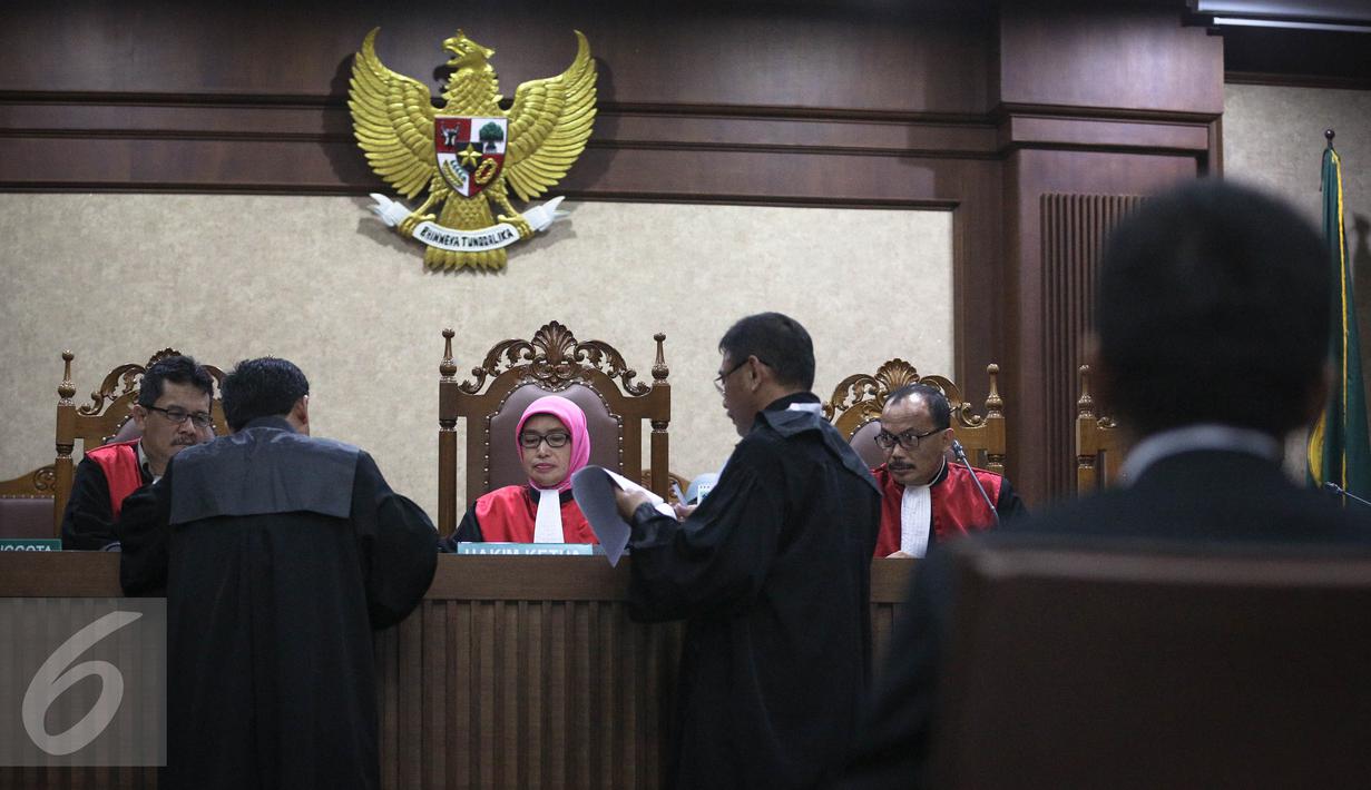 Jaksa dan penasehat hukum Abdul Khoir menghadap hakim saat sidang perdana Abdul Khoir di Pengadilan Tipikor, Jakarta, Senin (4/4). Khoir didakwa memberikan suap sebesar Rp38,51 M kepada anggota DPR dan 1 pejabat Kemen PUPR. . (Liputan6.com/Faizal Fanani)